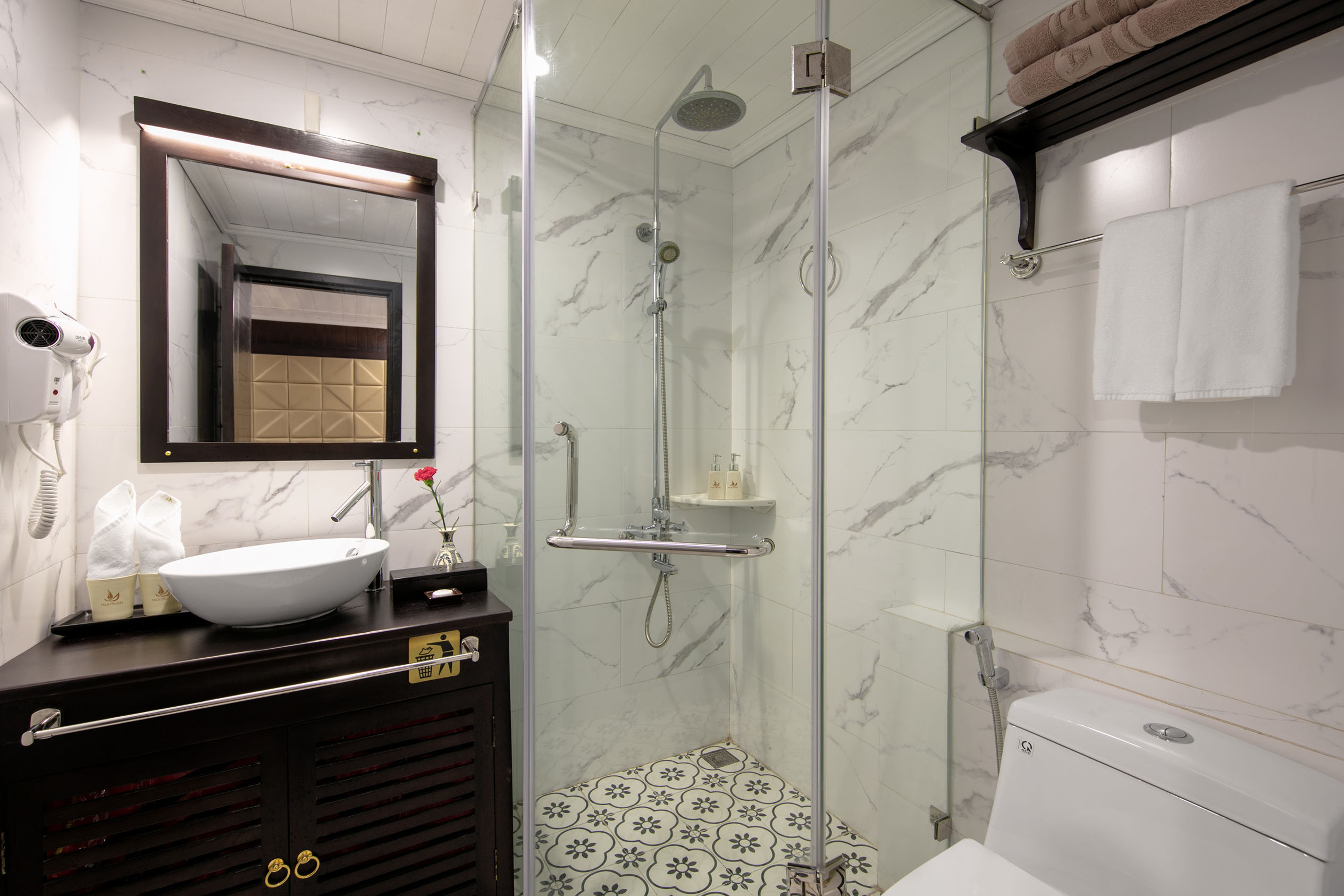 Reiseziel Vietnam Dschunke Halong Bucht Badbeispiel